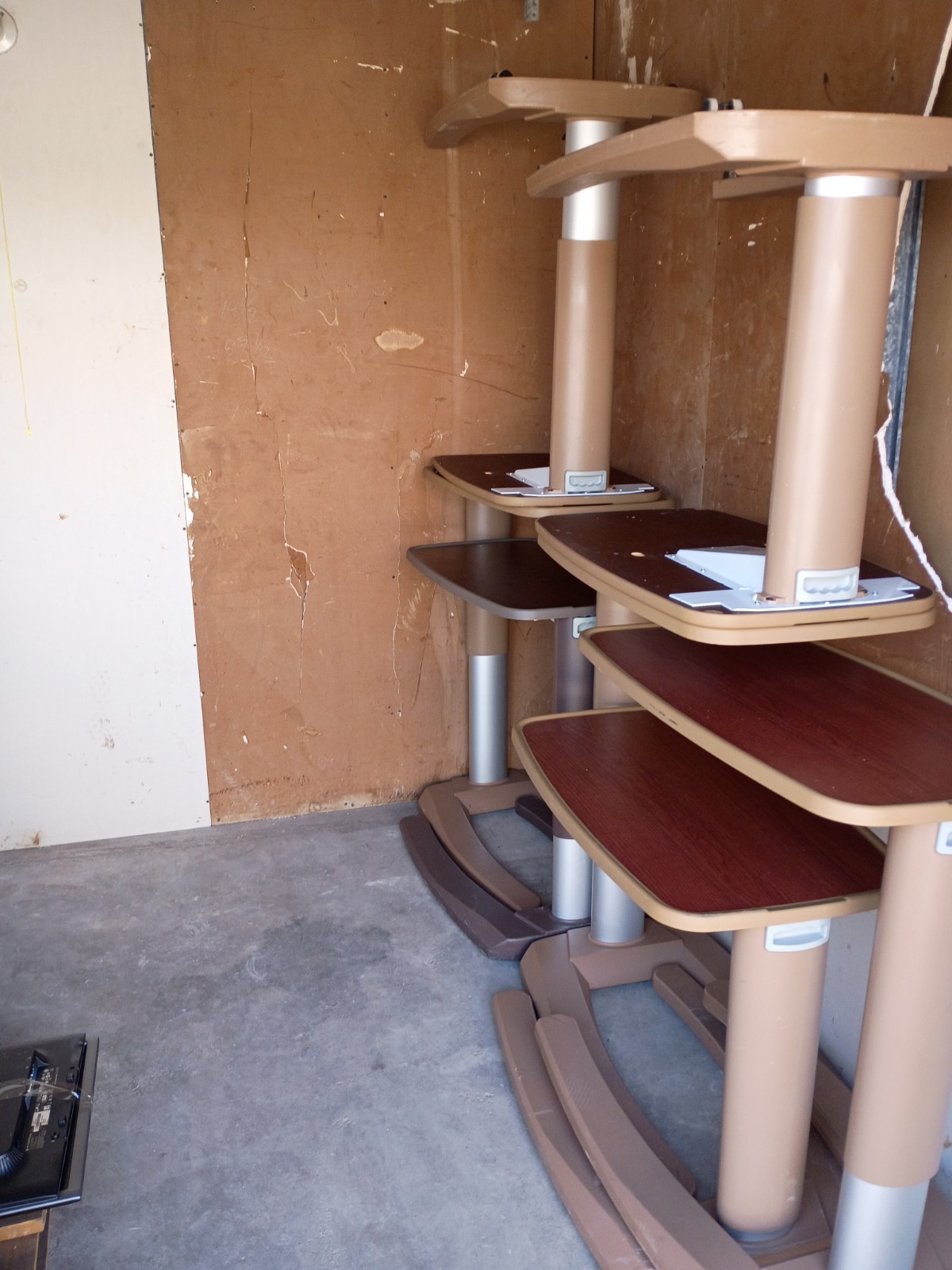 10 Lot Stryker Overbed Table With Adjustable Height Brown No Drawer- Read 10 Lot Stryker Overbed Table With Adjustable Height Brown No Drawer- Read