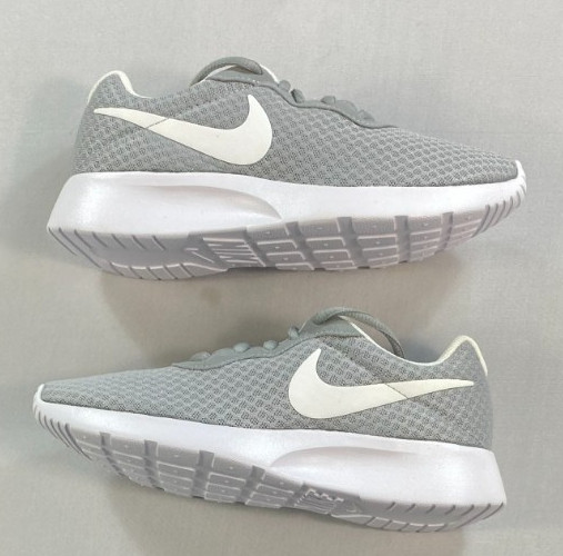 Women\'s NIKE Tanjun Running Shoes 812655-010 New in Box US Size 5