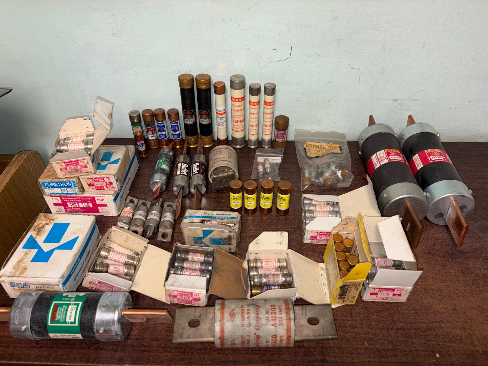 LOT OFOVER 100 NOS FUSES FUSETRON BUSSMANN GOULD SHAWMUTT BULLET ETC. S1 LOT OFOVER 100 NOS FUSES FUSETRON BUSSMANN GOULD SHAWMUTT BULLET ETC. S1