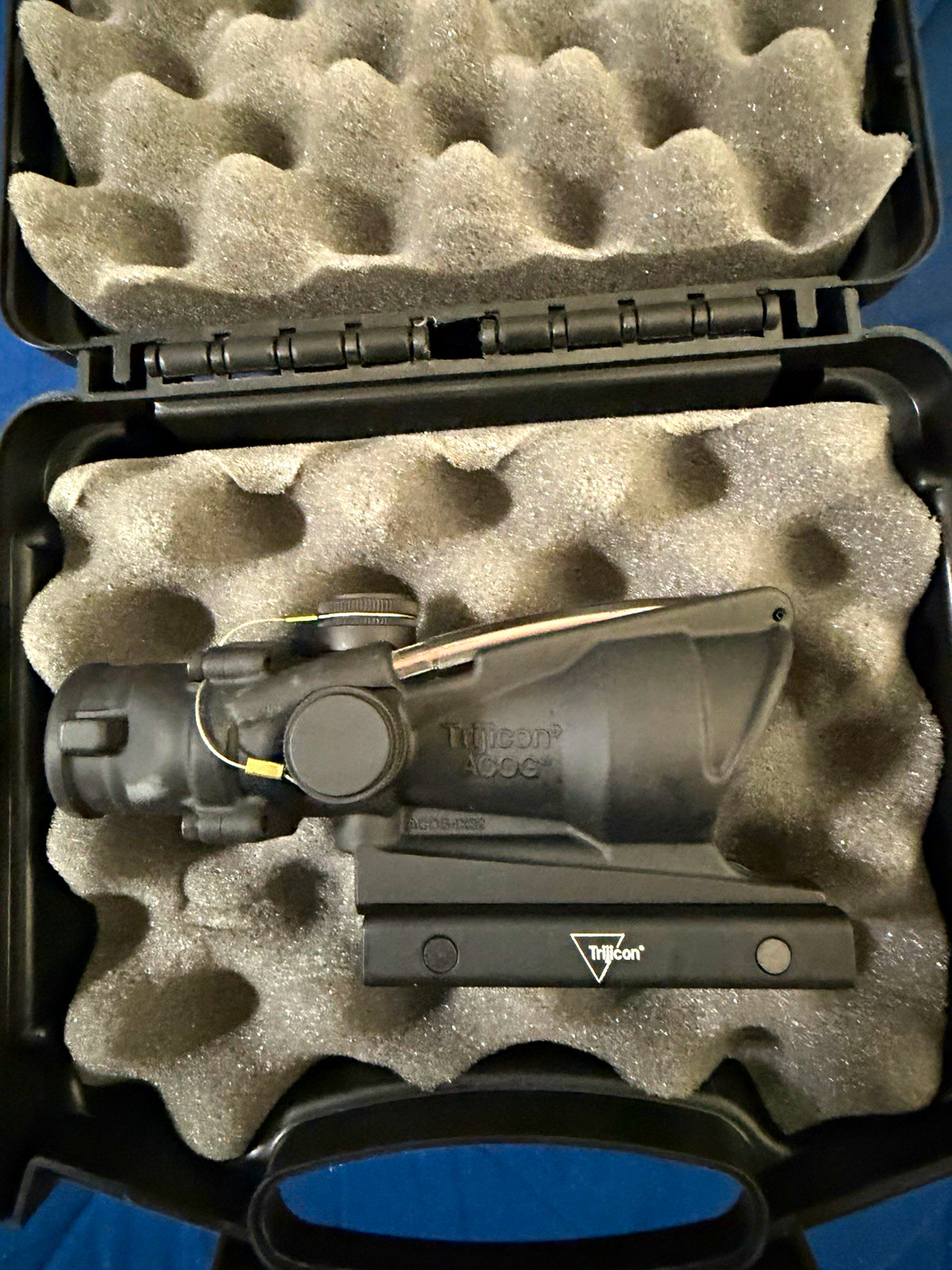 Trijicon ACOG TA31F 4x32 Red Chevron Illuminated Picatinny w/ Hard Case Trijicon ACOG TA31F 4x32 Red Chevron Illuminated Picatinny w/ Hard Case