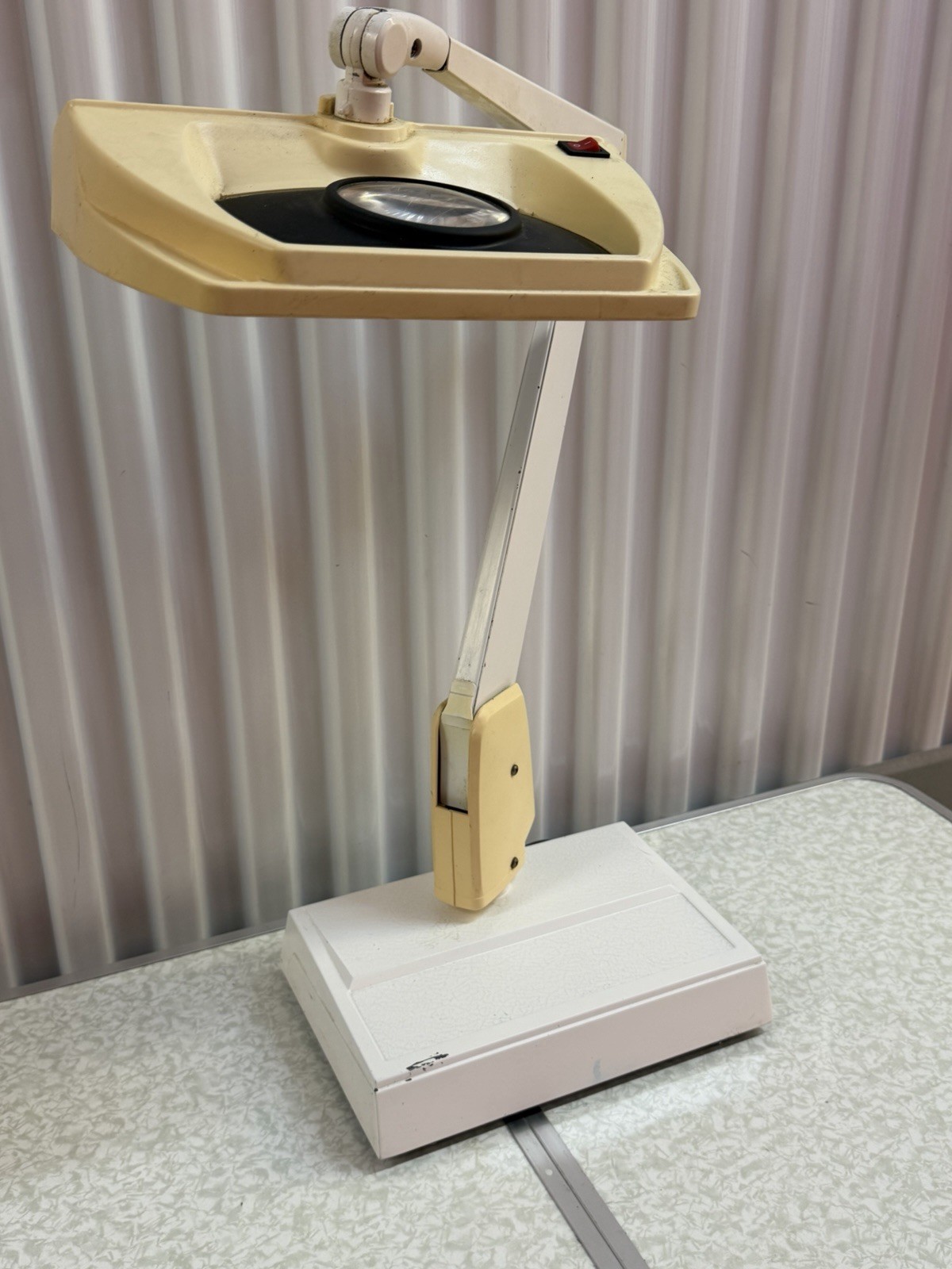 Vintage Dazor 8FL-100 Magnifier Desk Lamp - Cream/Beige - Fully Working Vintage Dazor 8FL-100 Magnifier Desk Lamp - Cream/Beige - Fully Working