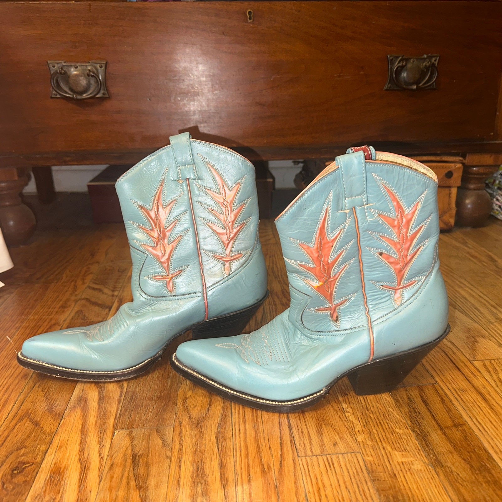 VINTAGE 70s/80s SASSON LIGHT BLUE TURQUOISE LEATHER INLAID COWBOY BOOTS 7.5 VINTAGE 70s/80s SASSON LIGHT BLUE TURQUOISE LEATHER INLAID COWBOY BOOTS 7.5