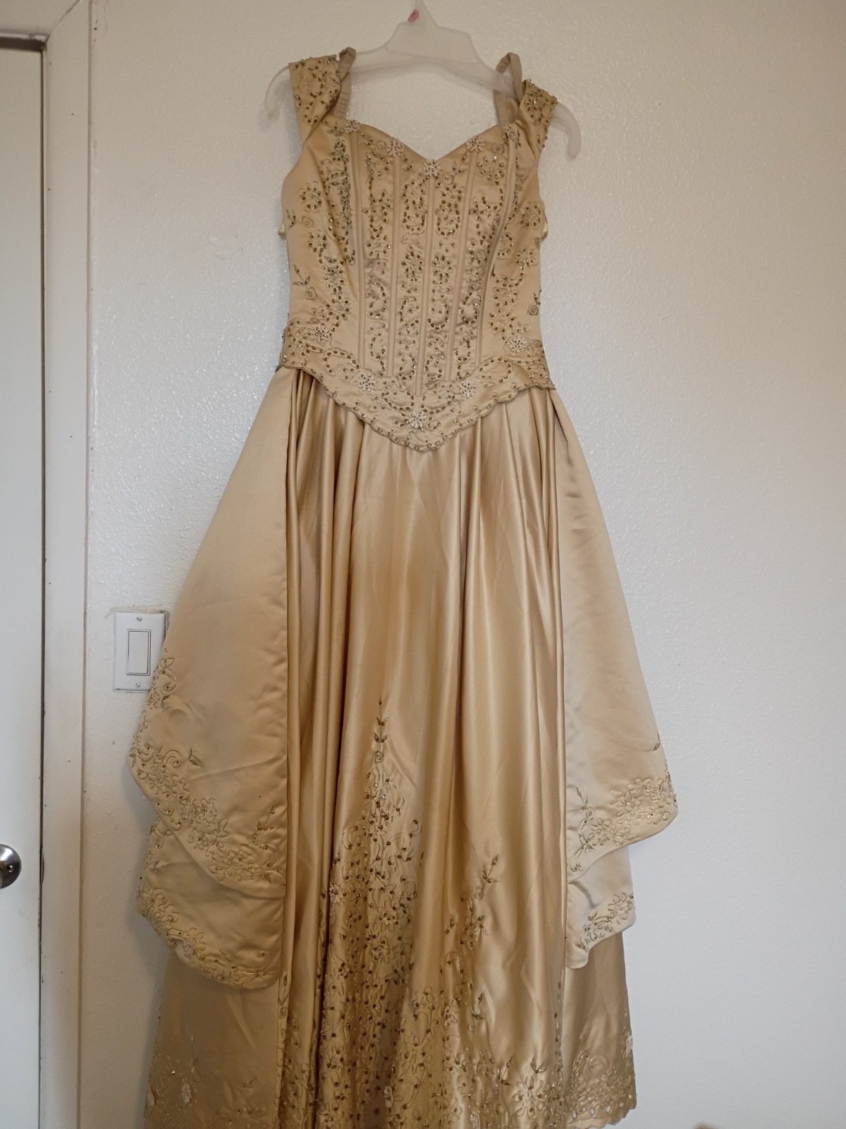 Elegant champagne-gold formal ballgown features a laced Corset✨ Elegant champagne-gold formal ballgown features a laced Corset✨