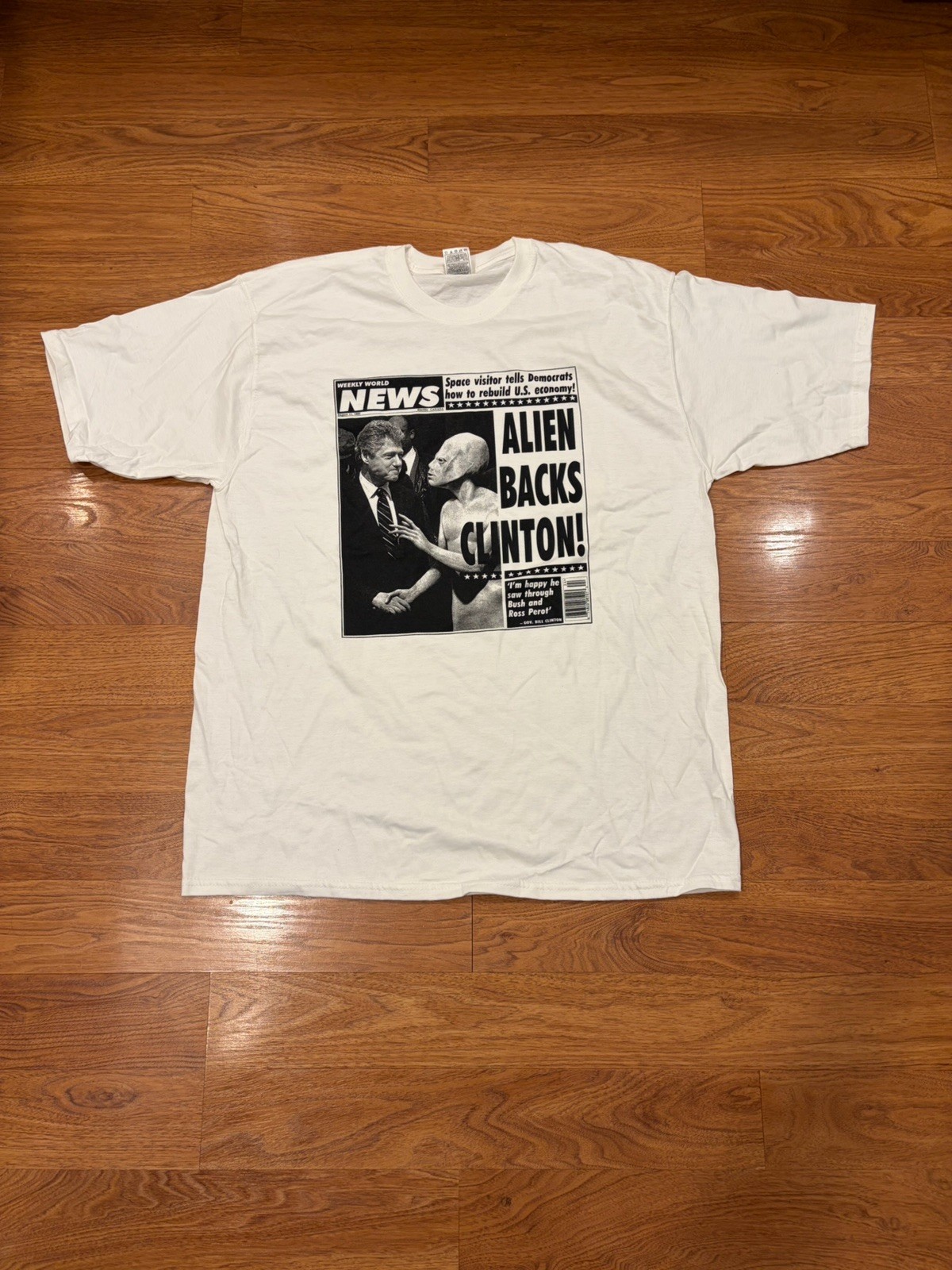 Vintage 1992 Weekly World News ALIEN BACKS CLINTON T-Shirt Tabloid Size XL Vintage 1992 Weekly World News ALIEN BACKS CLINTON T-Shirt Tabloid Size XL