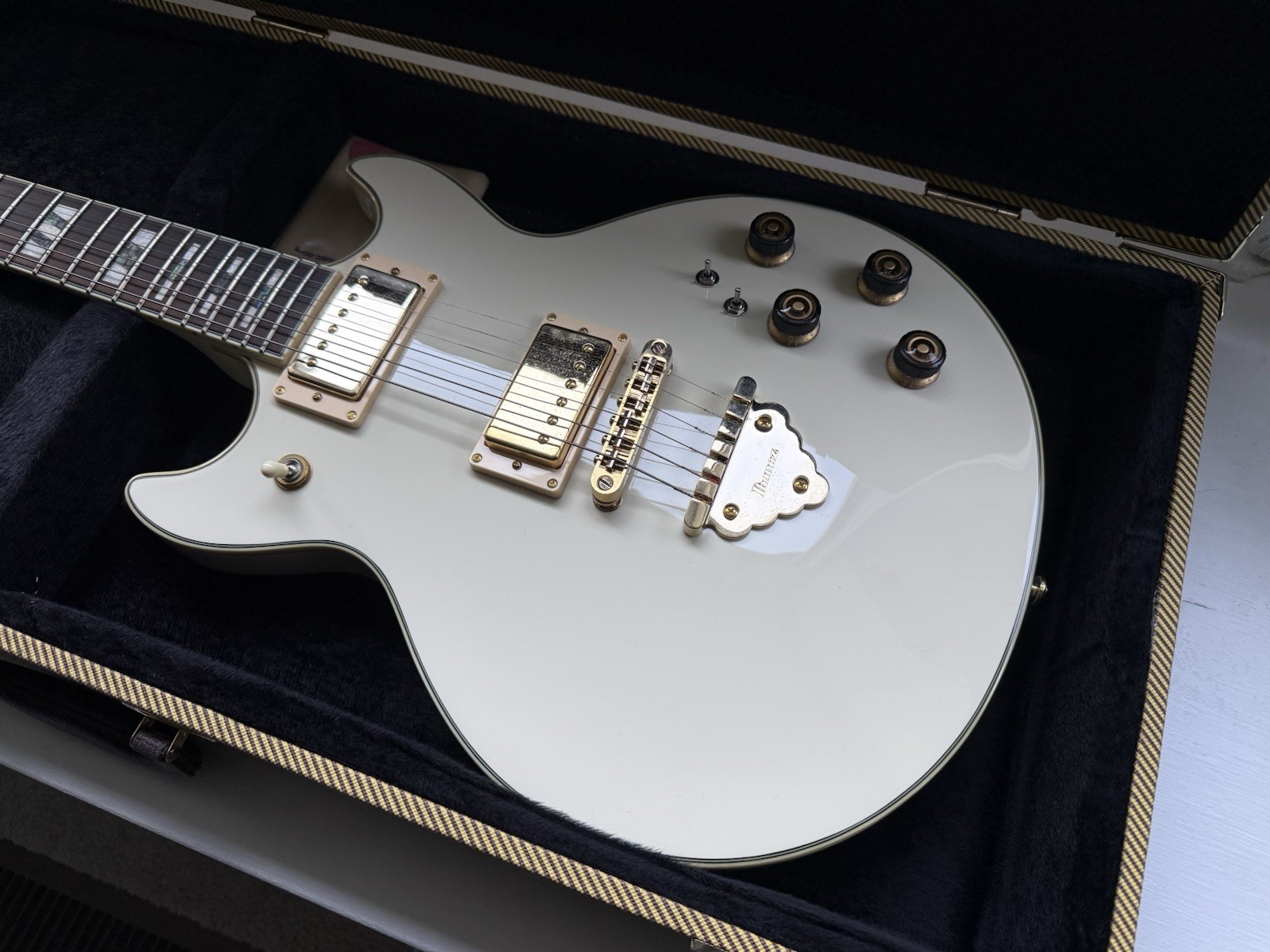 Ibanez AR220-IV Artist Ivory Electric Guitar Gold Hardware Hardshell Case