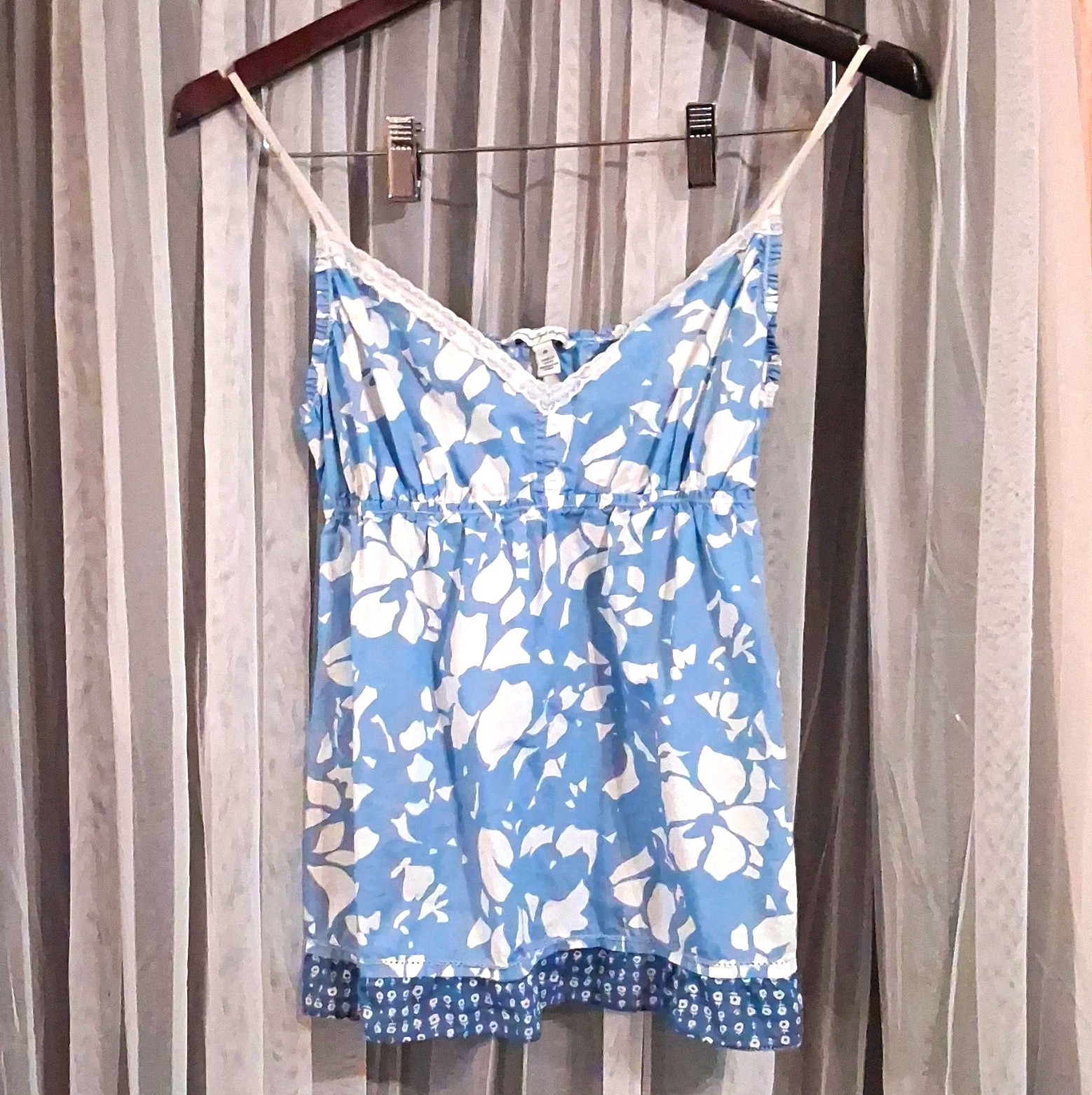 Vintage Y2K American Eagle Blue/White Floral V-Neck Cami Spaghetti Lace Trim 10 Vintage Y2K American Eagle Blue/White Floral V-Neck Cami Spaghetti Lace Trim 10