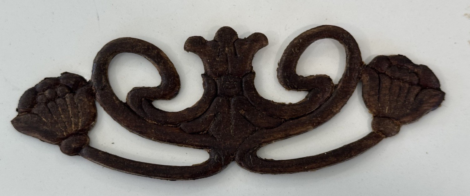 ANTIQUE 1915 SINGER TREADLE SEWING MACHINE DRAWER SIDE WOOD APPLIQUÉ (s), VGC ANTIQUE 1915 SINGER TREADLE SEWING MACHINE DRAWER SIDE WOOD APPLIQUÉ (s), VGC