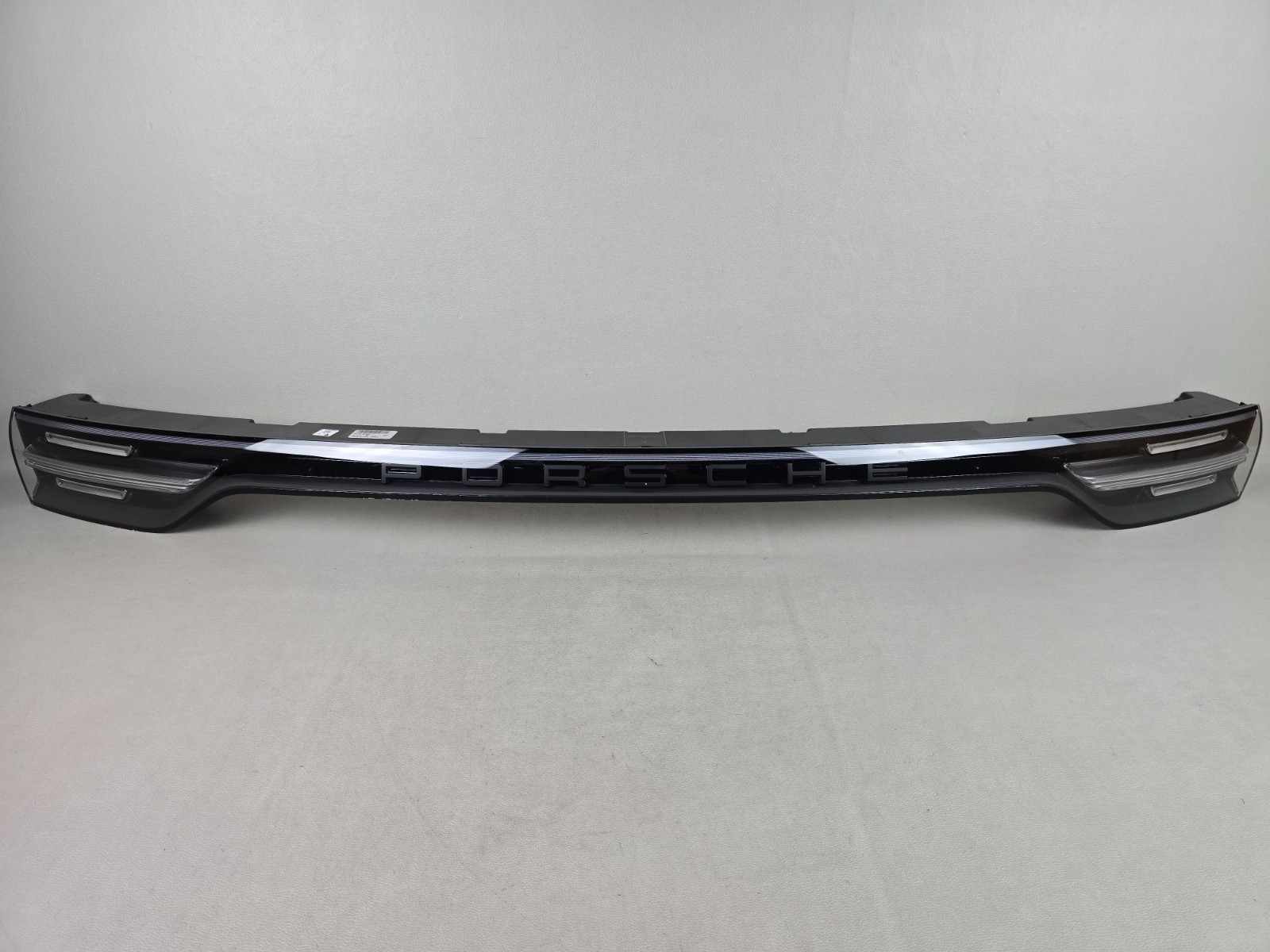 Nice 2019-2023 Porsche Cayenne Center Tail Light Bar LED OEM