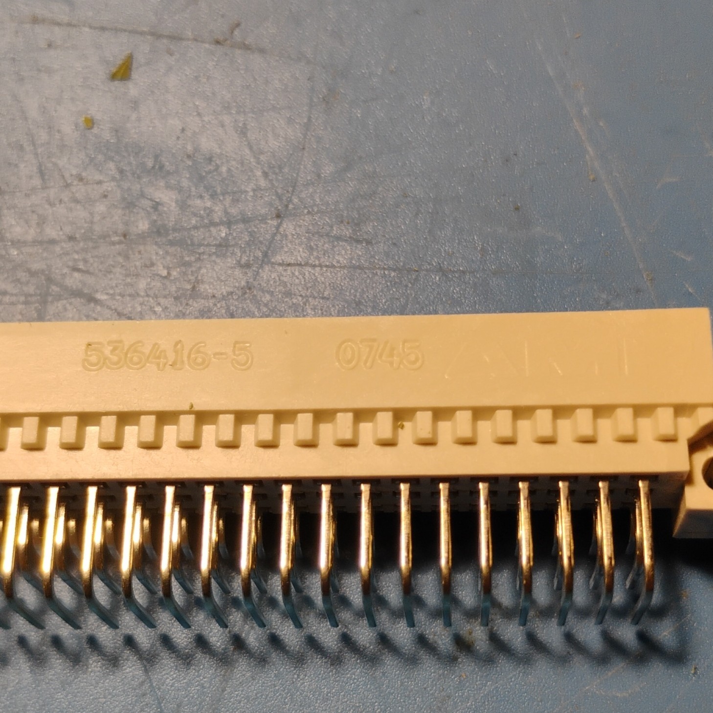 536416-5 40-Pin Beige Panel Mount Connector Gold 11-15 AWG. lot of 150