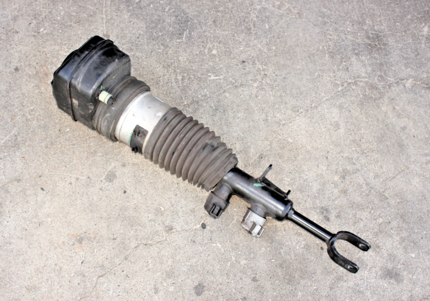 2023 - 2025 BMW G70 740I FRONT RIGHT AIR SUSPENSION SHOCK ABSORBER OEM 2023 - 2025 BMW G70 740I FRONT RIGHT AIR SUSPENSION SHOCK ABSORBER OEM