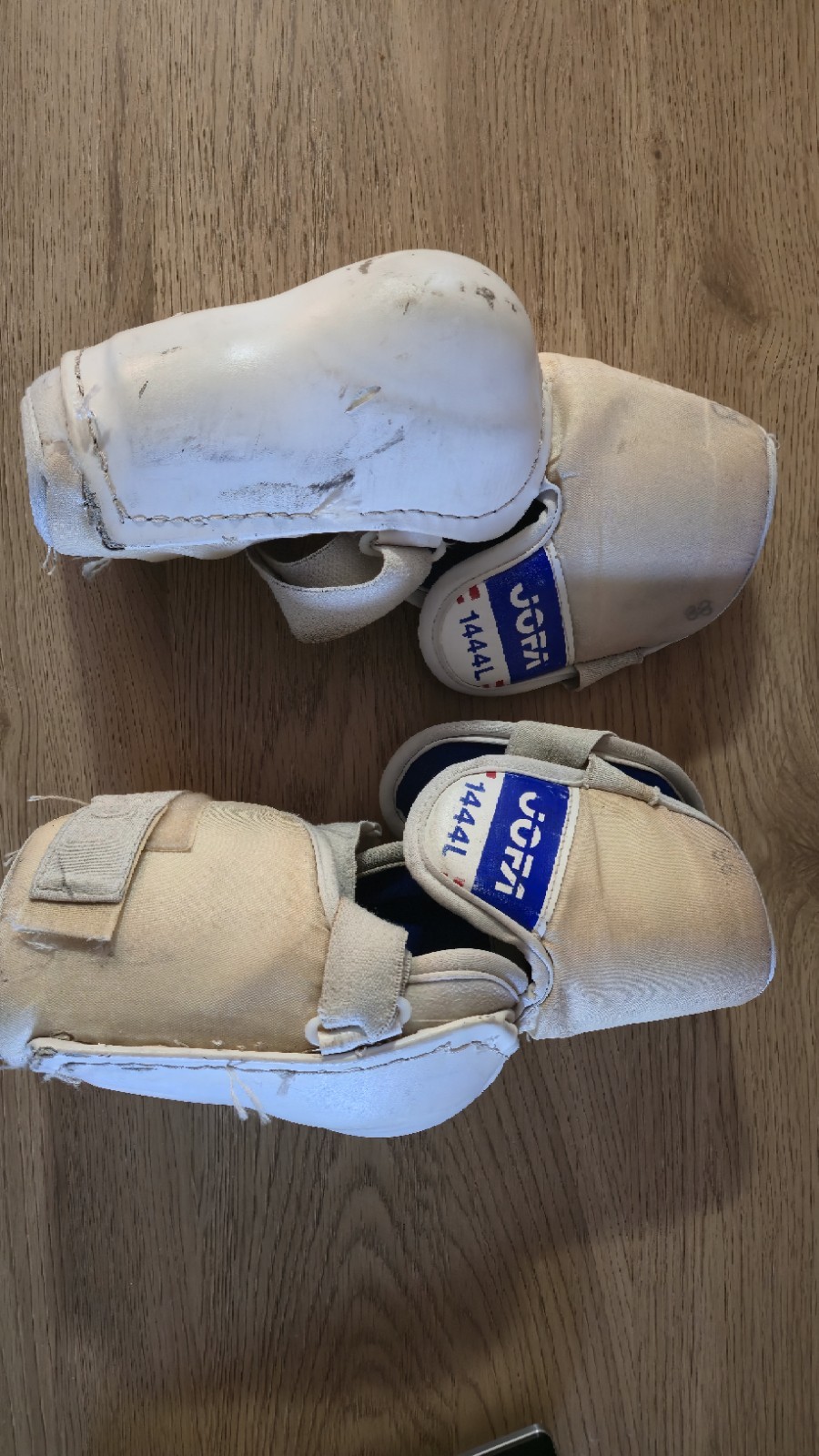 Eric Lindros Philadelphia Flyers Game Used Game Worn Elbow Pads RARE Eric Lindros Philadelphia Flyers Game Used Game Worn Elbow Pads RARE