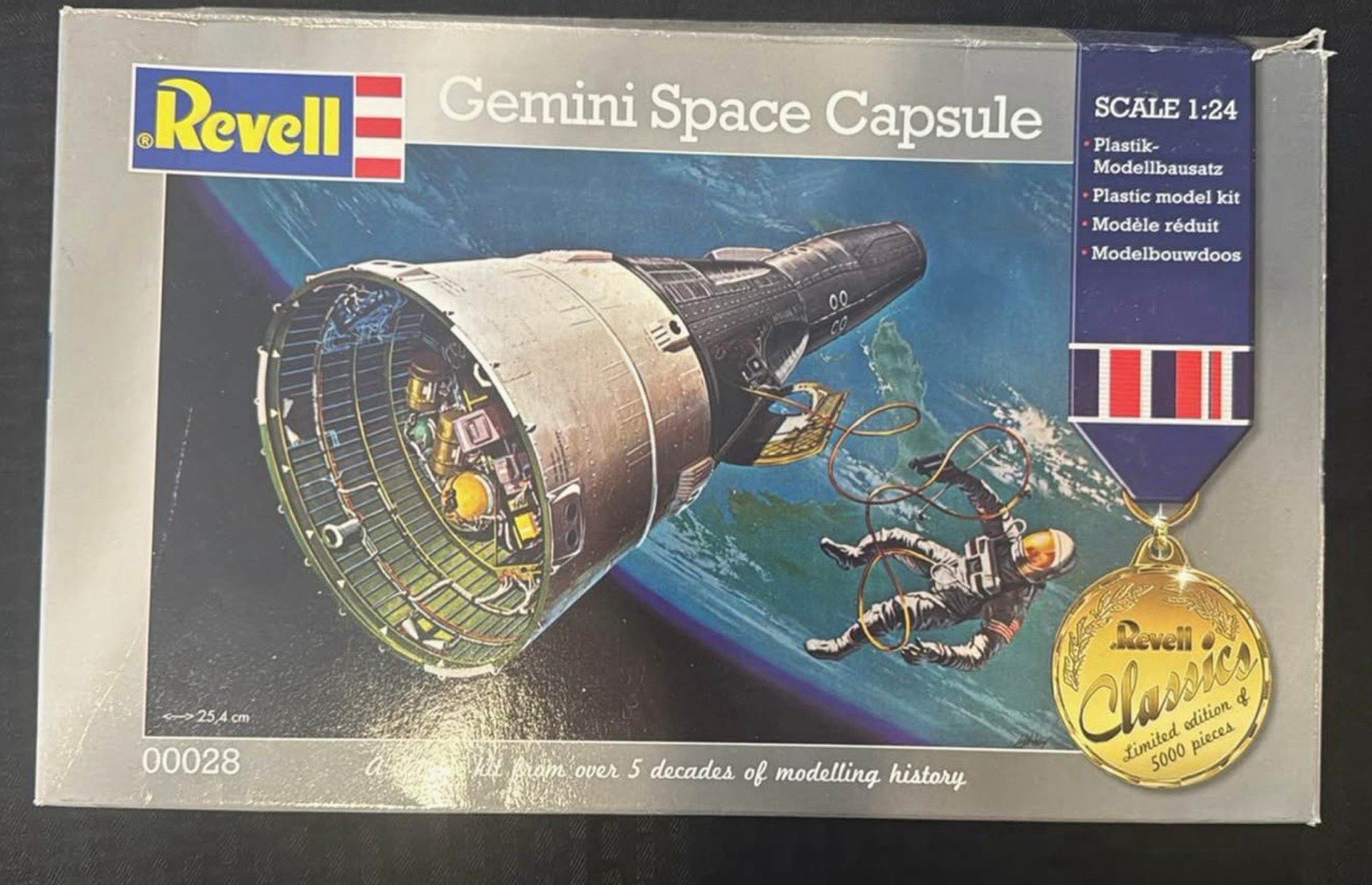 Revell Gemini Space Capsule 1:24 Plastic Model Kit Unassembled Not Painted 02800