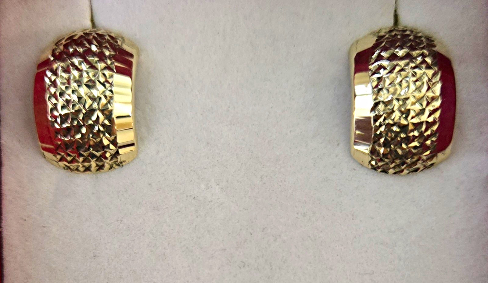 14k/585 Solid Yellow Gold Diamond Cut Earings With A Hinged Ear Post 14k/585 Solid Yellow Gold Diamond Cut Earings With A Hinged Ear Post