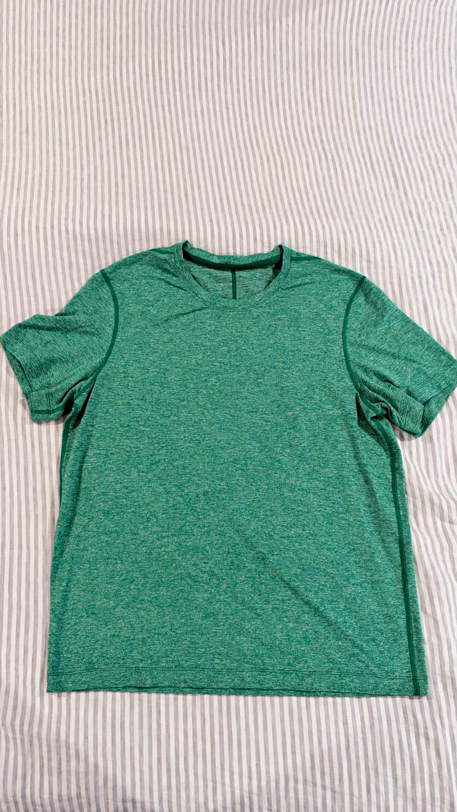 Lululemon Men’s Green Solid Soft Jersey Short Sleeve Shirt Medium Lululemon Men’s Green Solid Soft Jersey Short Sleeve Shirt Medium