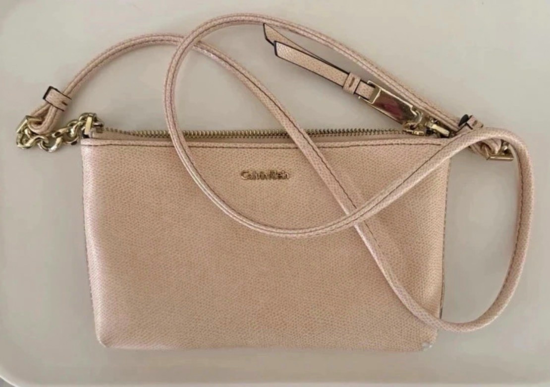 Calvin Klein Small Beige Zip Crossbody Bag Detachable Strap Gold Hardware Calvin Klein Small Beige Zip Crossbody Bag Detachable Strap Gold Hardware