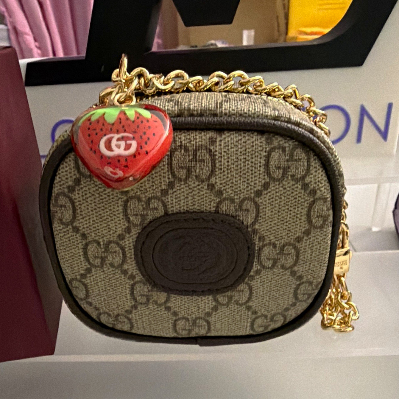 Gucci GG Supreme Mini Bag Canvas/Leather Zip Chain Strawberry Charm Gucci GG Supreme Mini Bag Canvas/Leather Zip Chain Strawberry Charm