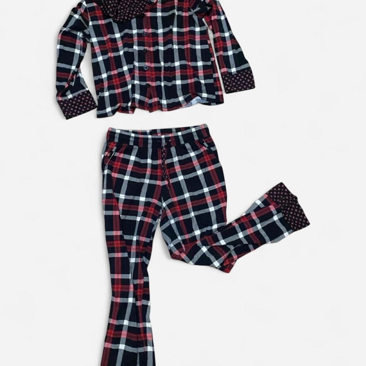 Cute Vera Bradley two-piece pajama set - M featuring a black, red and white plai Cute Vera Bradley two-piece pajama set - M featuring a black, red and white plai