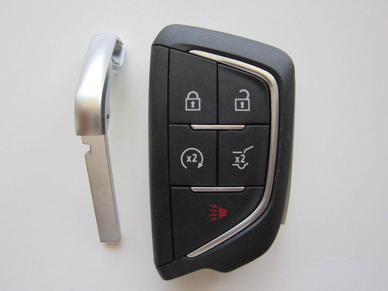 OEM 2024-2025 CADILLAC XT4 KEYLESS REMOTE SMART KEY FOB 13560553 / 5 BT