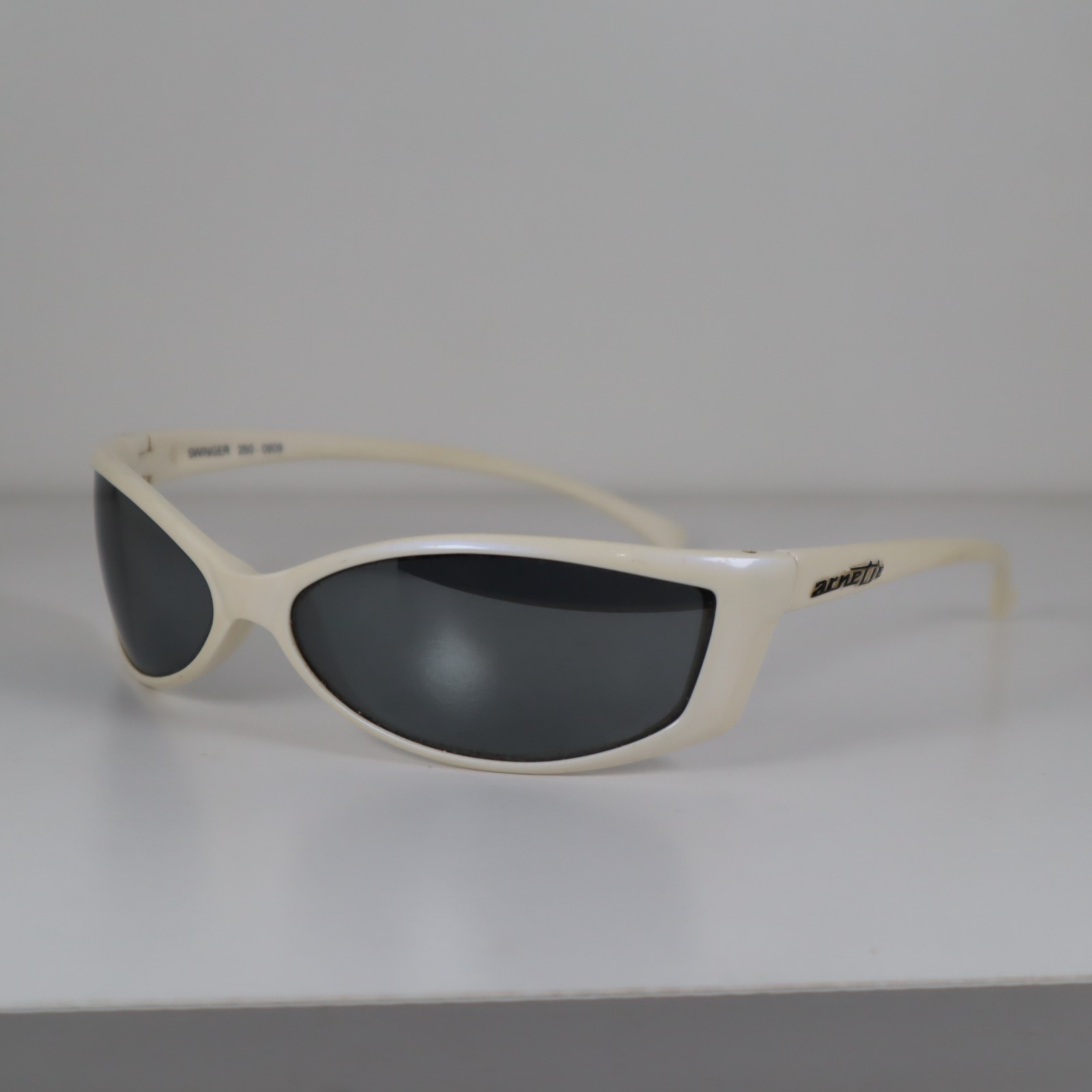 Vintage Arnette SWINGER 250-0809 White Pearl Gray Lens Wrap Sunglasses