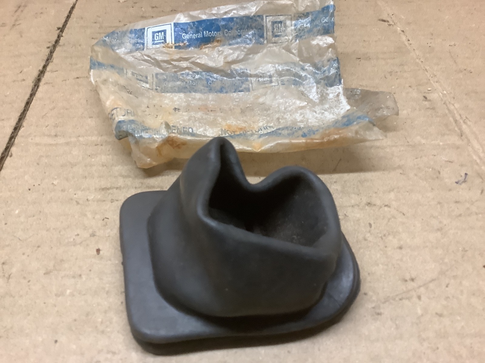 NOS 1959-1988 Chevy CORVETTE CLUTCH FORK RUBBER BOOT 14007355 oem NOS 1959-1988 Chevy CORVETTE CLUTCH FORK RUBBER BOOT 14007355 oem