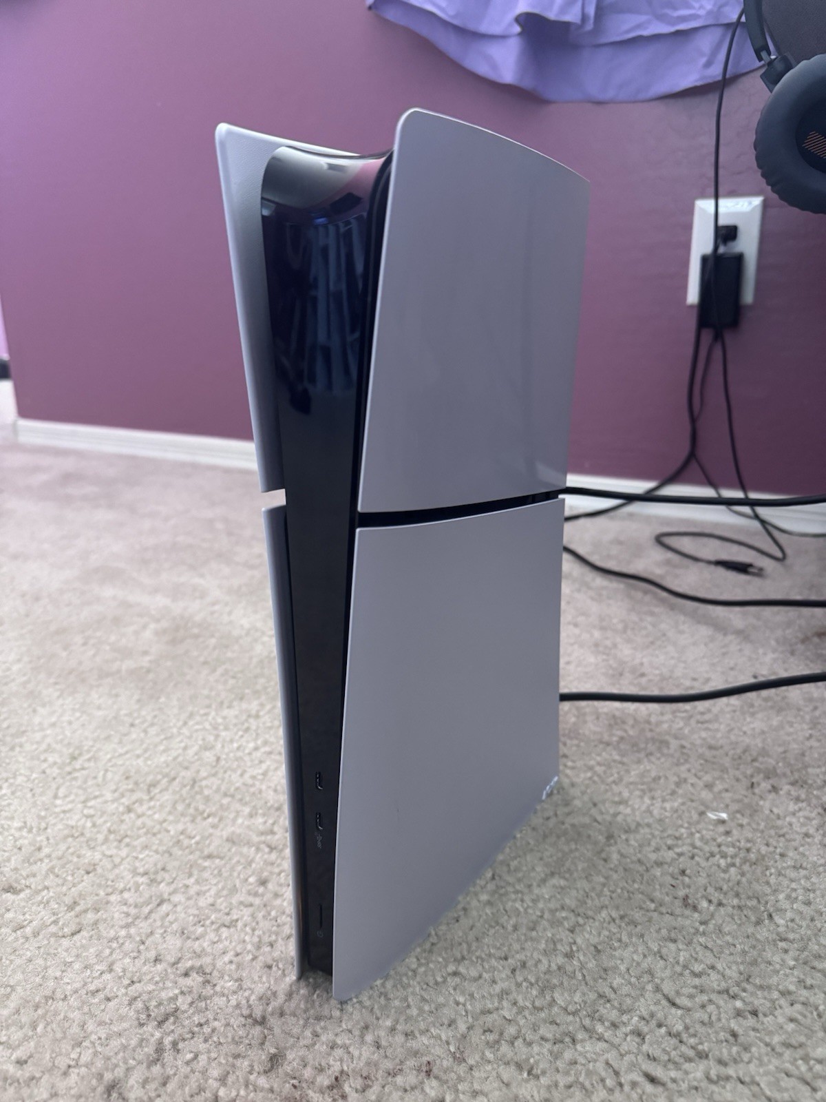 Selling Ps5 Digital Edition, There Are No Problems With The Ps5 It Works Great.