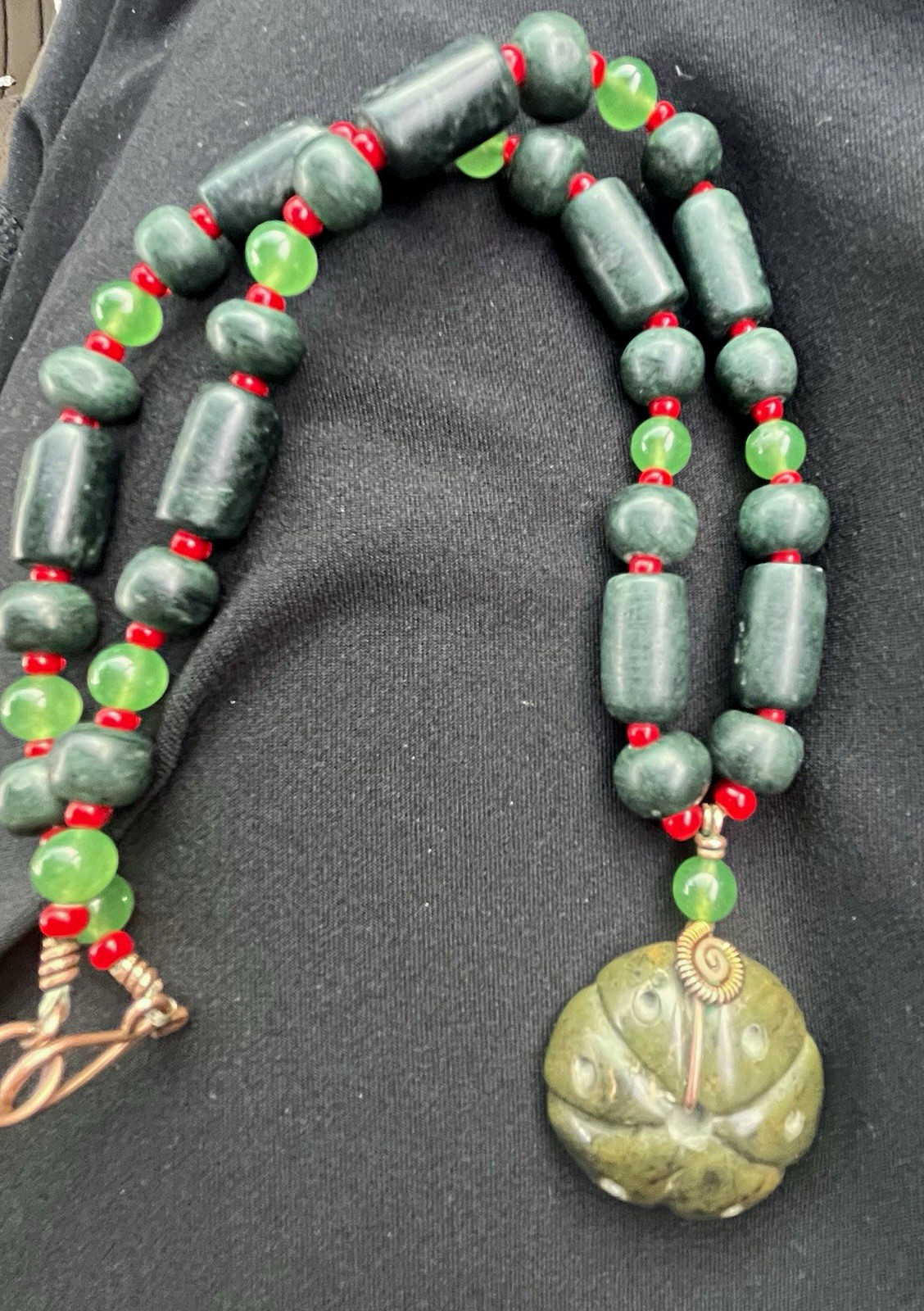 Vintage Chinese carved dark green Jade melon pendant necklace ( 1950-1980 ) Vintage Chinese carved dark green Jade melon pendant necklace ( 1950-1980 )