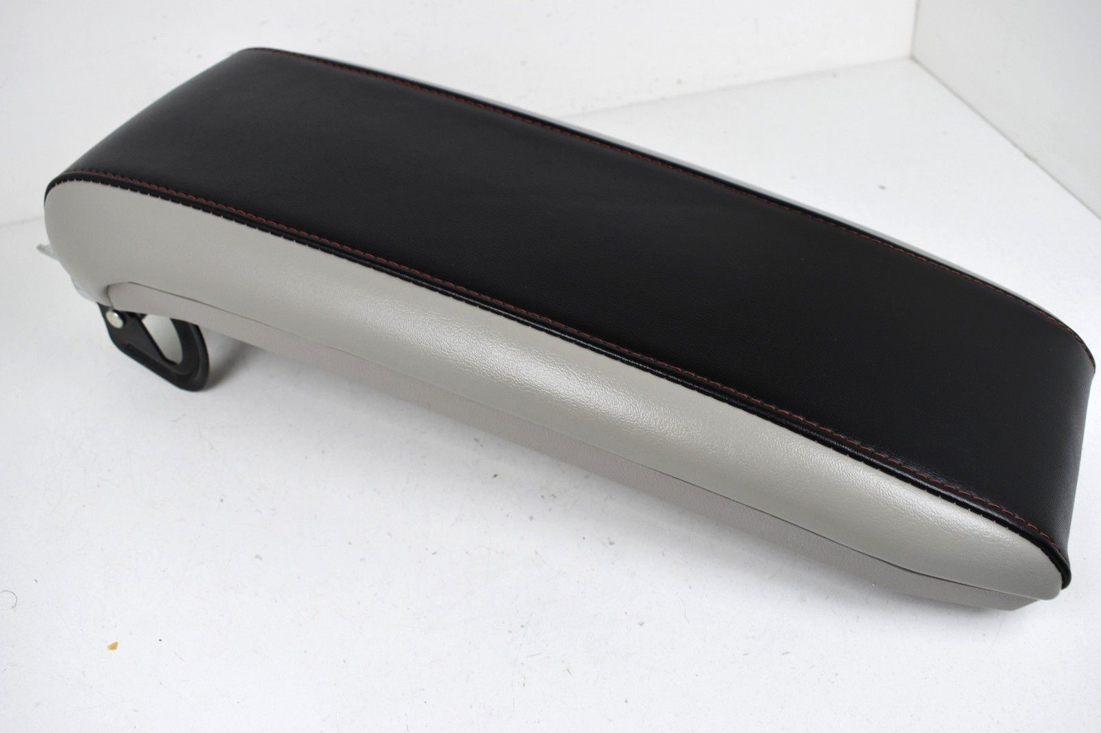 2010-2015 Chevy Equinox Center Console Black Gray leather Red Stitch Armres OEM 2010-2015 Chevy Equinox Center Console Black Gray leather Red Stitch Armres OEM