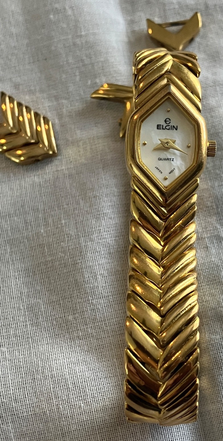 VINTAGE ELGIN QUARTZ  GOLD COLOR METAL LADIES WATCH. NEW BATTERY AND WORKS GREAT