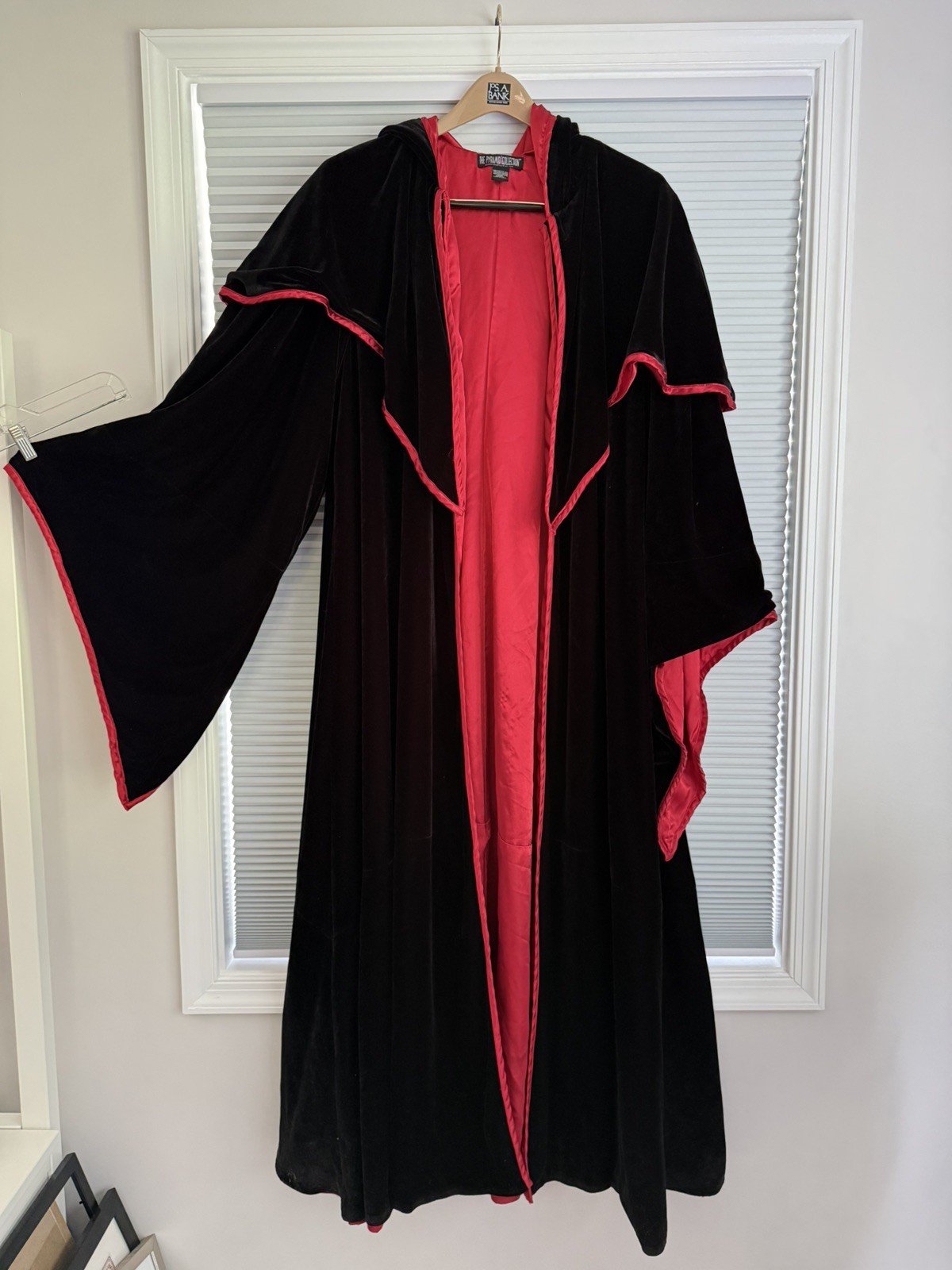 VTG. PYRAMID COLLECTION BLACK & RED CAPE W/ SLEEVES AND HOOD VELVET ADULT 1 SIZE
