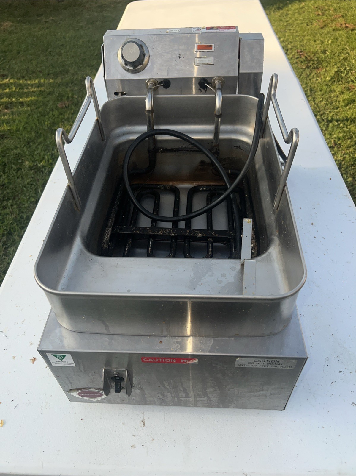 Wells 5E-F15CY 15 lb. Electric Countertop Fryer 208-240V 4319/5750W NO BASKET AB Wells 5E-F15CY 15 lb. Electric Countertop Fryer 208-240V 4319/5750W NO BASKET AB