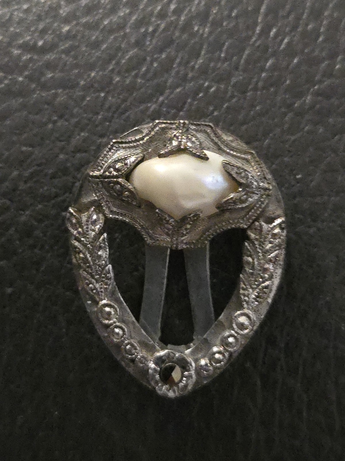 ANTIQUE MARCASITE BABY TOOTH PEARL STERLING SILVER FUR DRESS CLIP ANTIQUE MARCASITE BABY TOOTH PEARL STERLING SILVER FUR DRESS CLIP