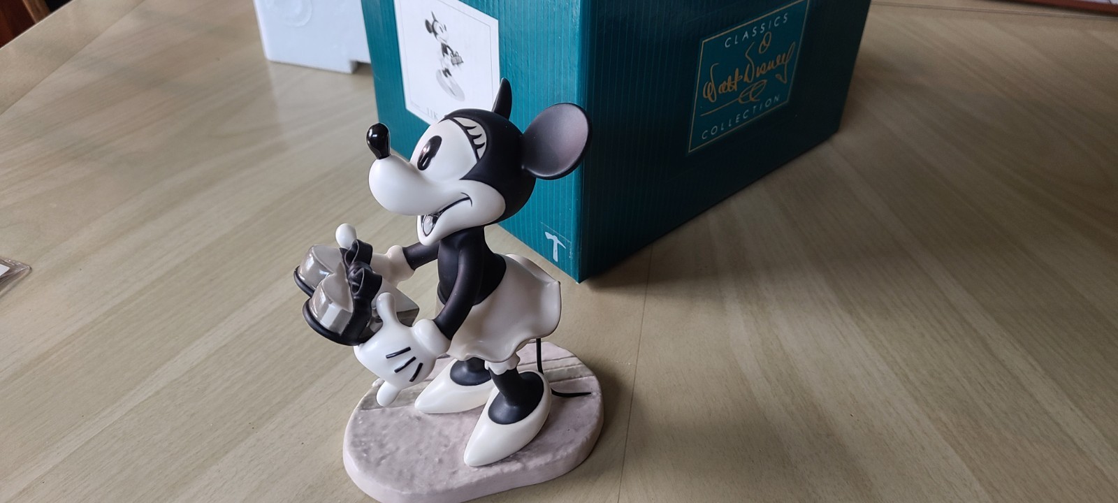 Disney WDCC Minnie Mouse Statue - Puppy Love - Oh It's Swell - Rare - New In Box Disney WDCC Minnie Mouse Statue - Puppy Love - Oh It's Swell - Rare - New In Box