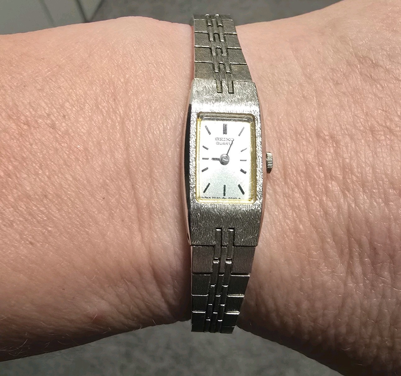 Vintage Seiko Quartz Women\'s Rectangle Watch Dial Silver Bracelet Gold Bezel Vintage Seiko Quartz Women\'s Rectangle Watch Dial Silver Bracelet Gold Bezel
