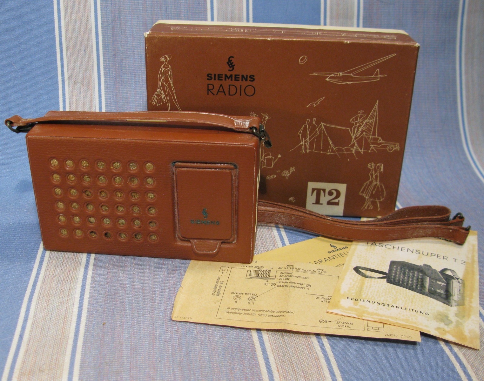 1959 SIEMENS T2 SCARCE GERMAN TRANSISTOR  RADIO BOXED w/ ACCESSORIES
