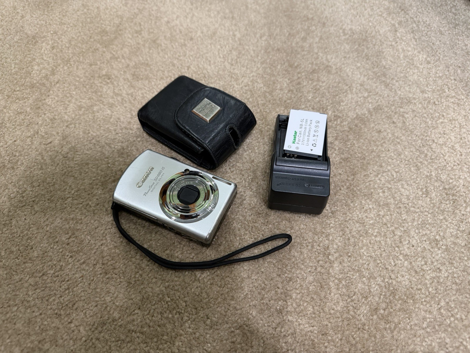 Canon Powershot SD880 IS Digital ELPH 10.0 Mega Pixel Digital Camera w/Case Canon Powershot SD880 IS Digital ELPH 10.0 Mega Pixel Digital Camera w/Case