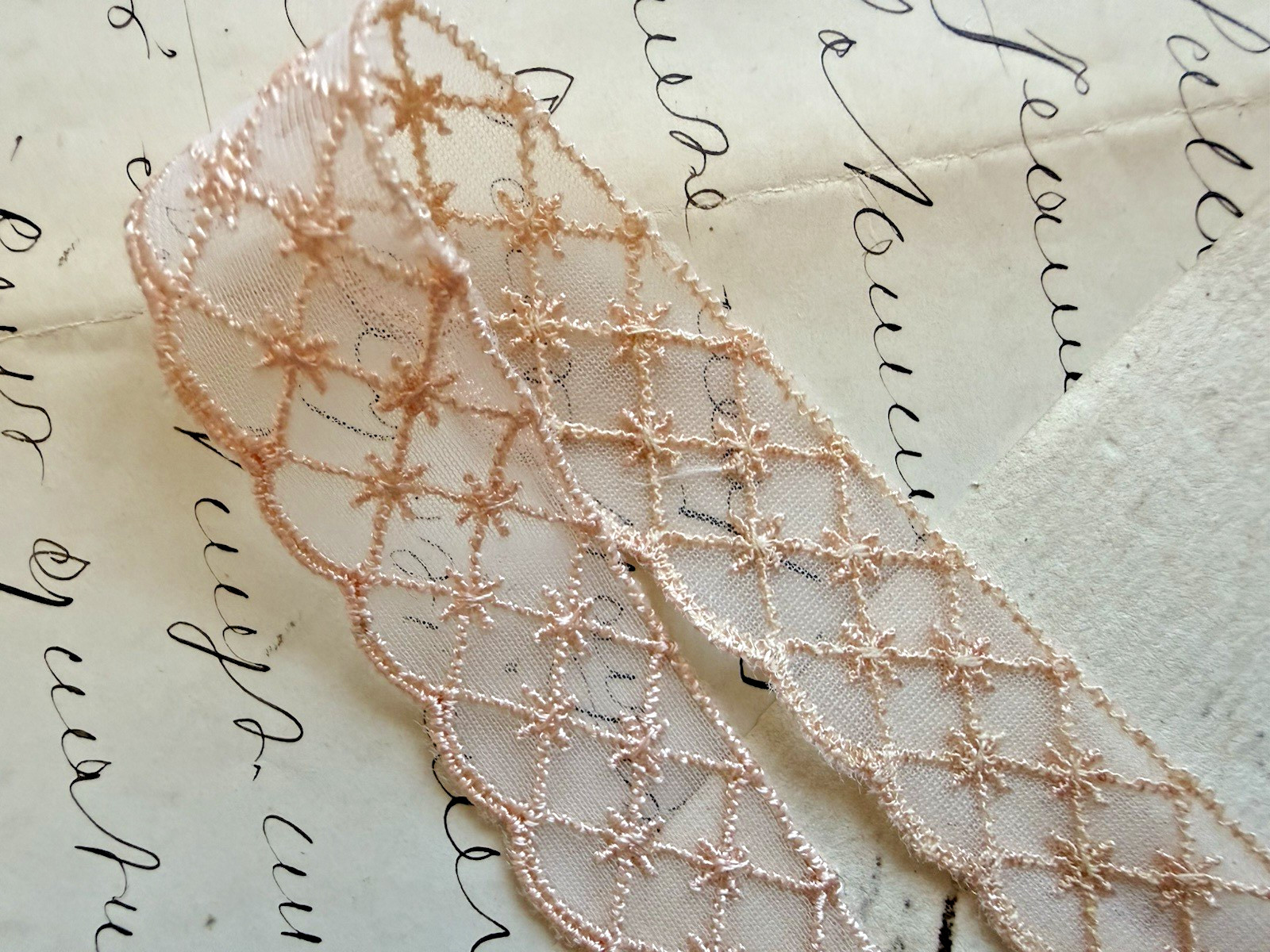 Vintge Pink French Haberdashery Scalloped Edge Lace 1/2\