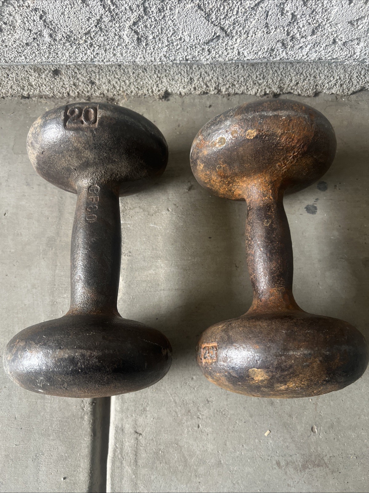 Vintage (1)BFCO Cast Iron (1) 20 lb Dumbbells Pair Bun Mushroom Head Rare Read Vintage (1)BFCO Cast Iron (1) 20 lb Dumbbells Pair Bun Mushroom Head Rare Read