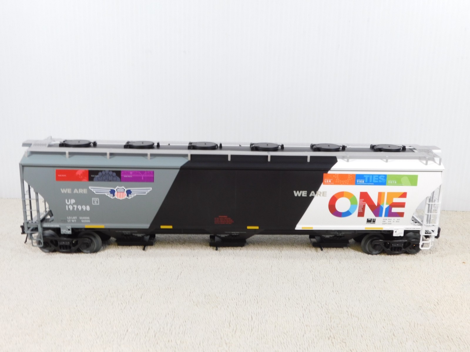 Atlas O 3002945-2S Union Pacific (ONE) Trinity 5161 Covered Hopper Car #197998