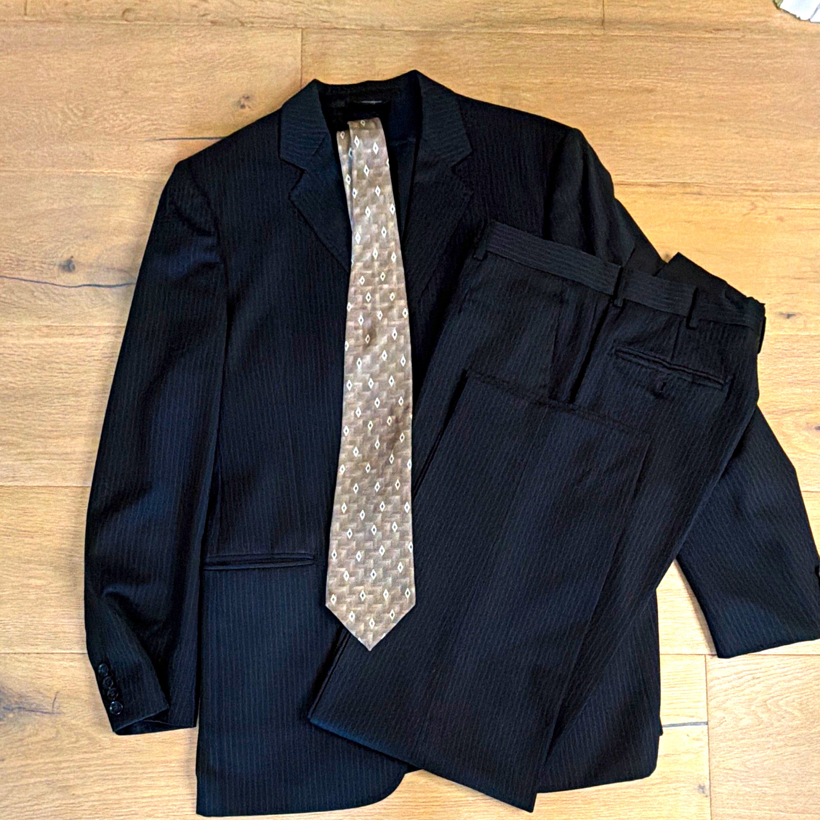 Dolce & Gabbana Men’s Black Pinstripe Wool 2pc Suit 40R 34x32 Notch Dolce & Gabbana Men’s Black Pinstripe Wool 2pc Suit 40R 34x32 Notch
