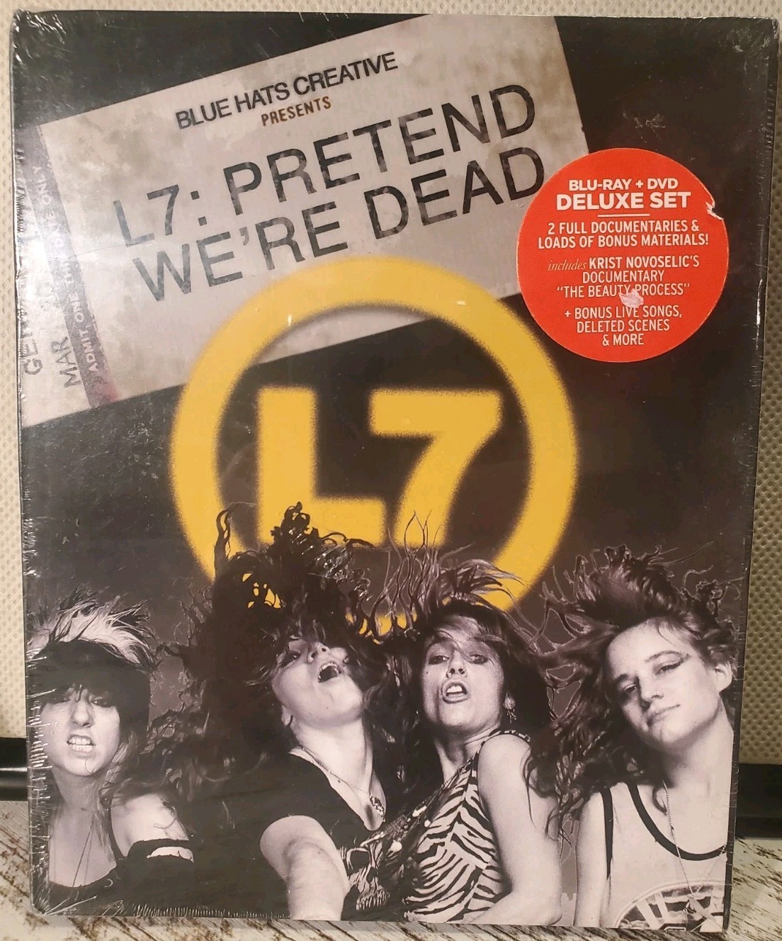 L7 - Pretend We\'re Dead (Blu-ray + DVD, MVD Visual, 2017) SEALED L7 - Pretend We\'re Dead (Blu-ray + DVD, MVD Visual, 2017) SEALED