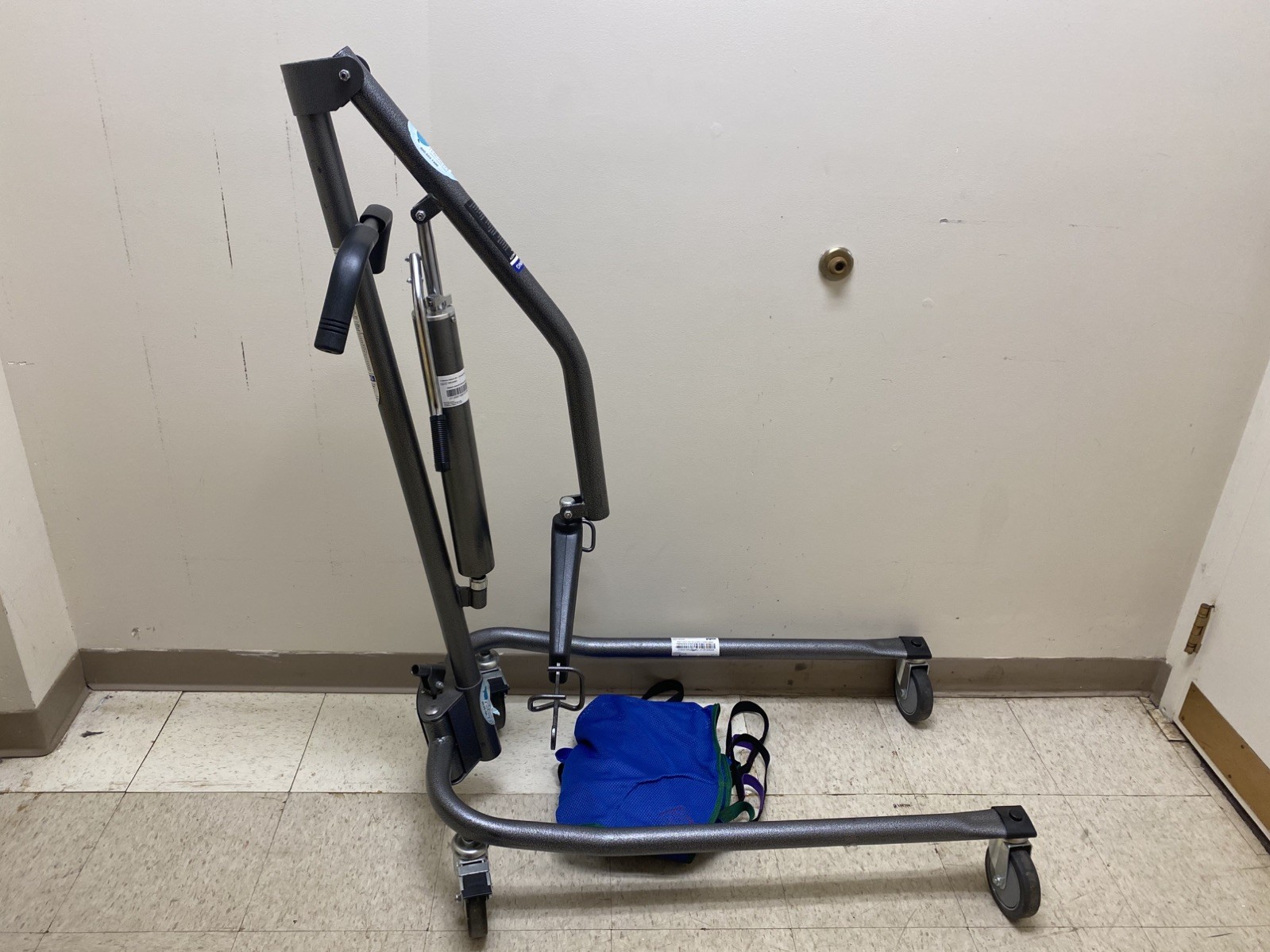 Hydraulic Patient LiftInvacare Hydraulic Manual Patient Lift Hydraulic Patient LiftInvacare Hydraulic Manual Patient Lift