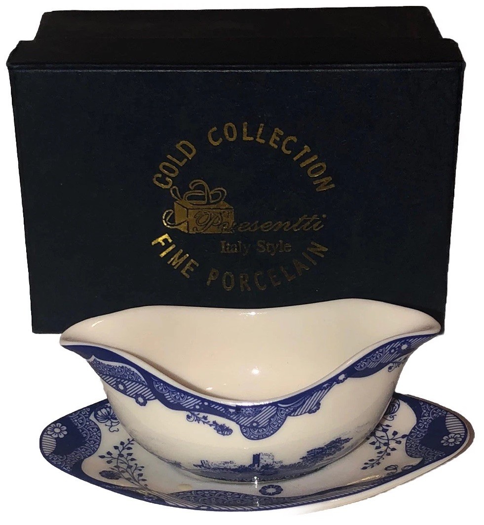 Nice VTG NIB Porcelain Presentti Gold Coll. Blue & White Mini Gravy Boat Nice VTG NIB Porcelain Presentti Gold Coll. Blue & White Mini Gravy Boat