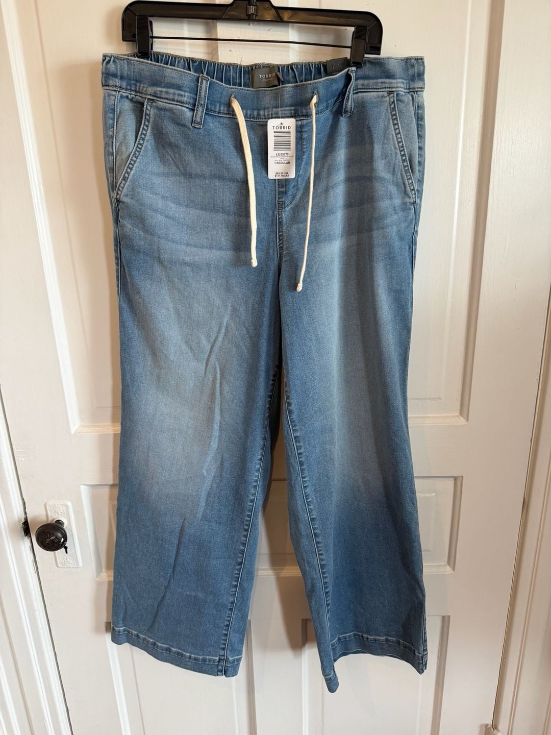 New Torrid Weekend Wide Leg Super Soft Mid-Rise Jean NWT New Torrid Weekend Wide Leg Super Soft Mid-Rise Jean NWT
