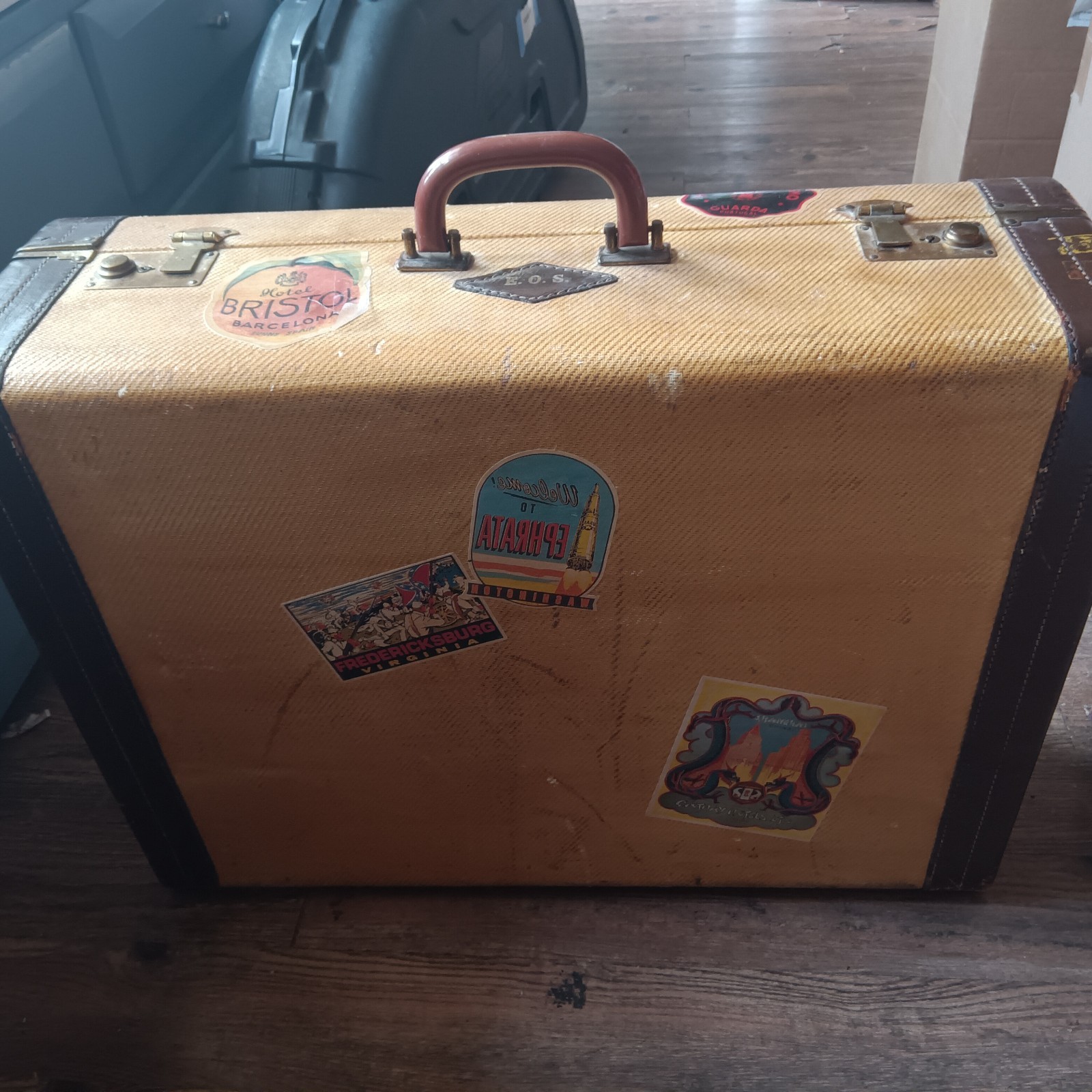 Vintage Hard Tweed Suitcase Leather Edges And Travel Stickers 18x24x8\ Vintage Hard Tweed Suitcase Leather Edges And Travel Stickers 18x24x8\