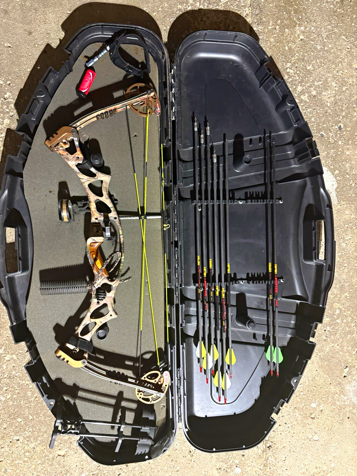 Hoyt Trykon XT 500 - 75th anniversary edition RH Compound Bow w/ Case Arrows