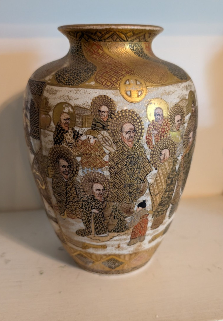 Fine Antique Japanese Satsuma Vase Signed as - is condition Fine Antique Japanese Satsuma Vase Signed as - is condition
