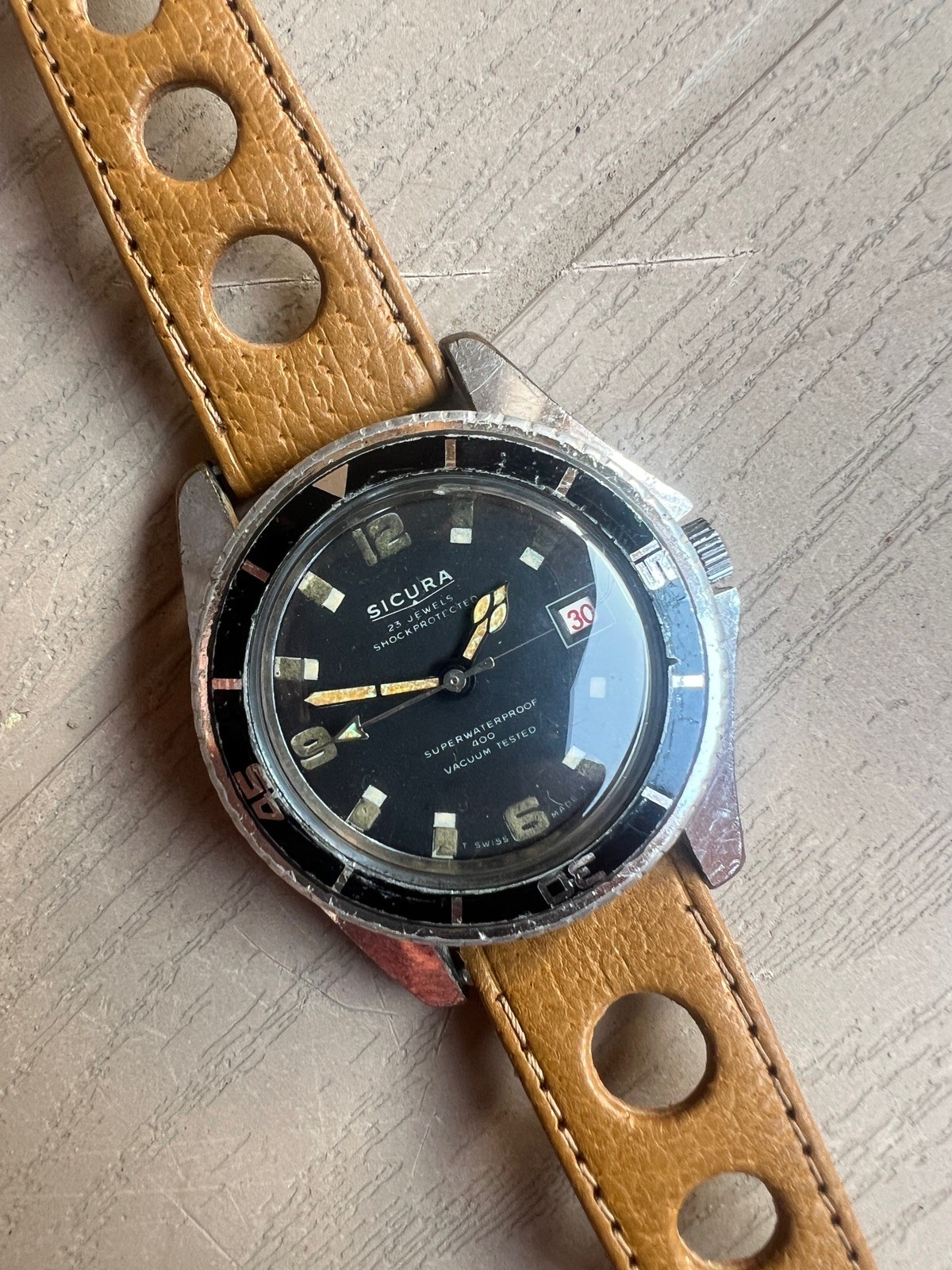 Vintage Sicura Submariner Diver Watch 23 Jewels Mechanical 400 Vacuum Tested 