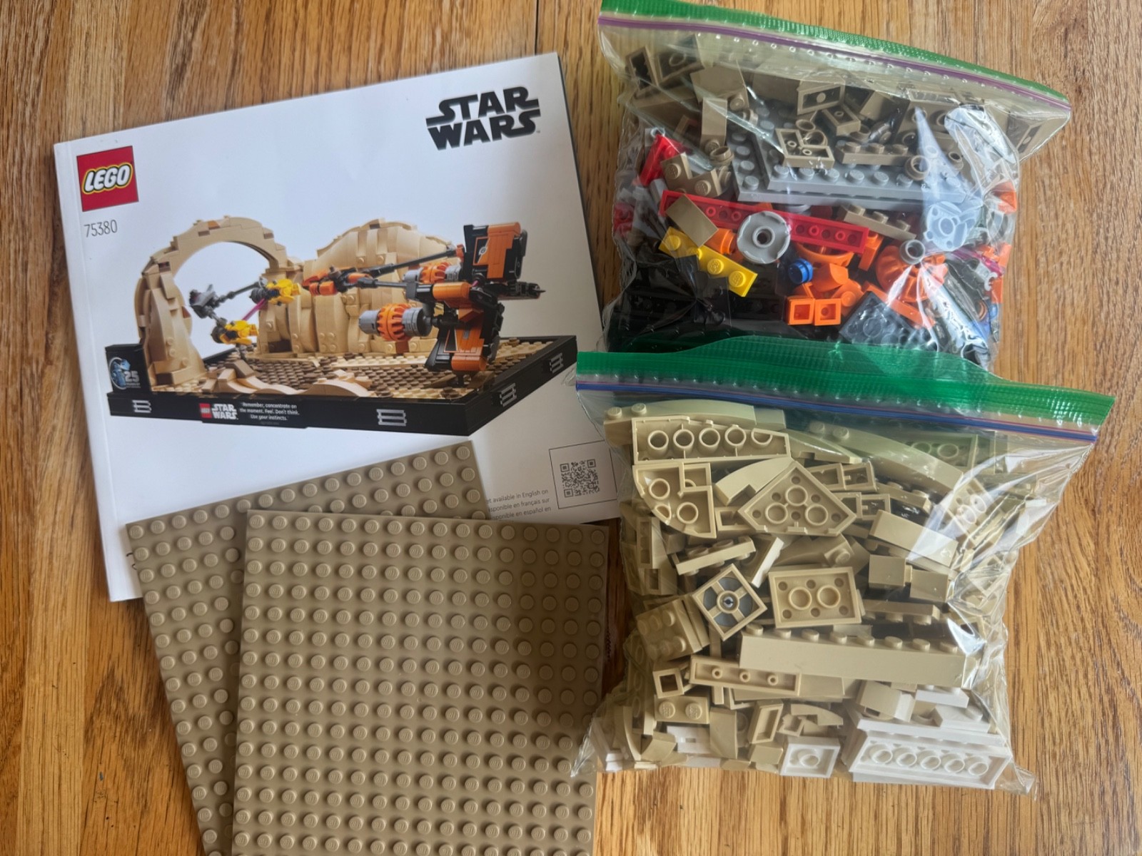 LEGO Star Wars: Mos Espa Podrace Diorama (75380) LEGO Star Wars: Mos Espa Podrace Diorama (75380)