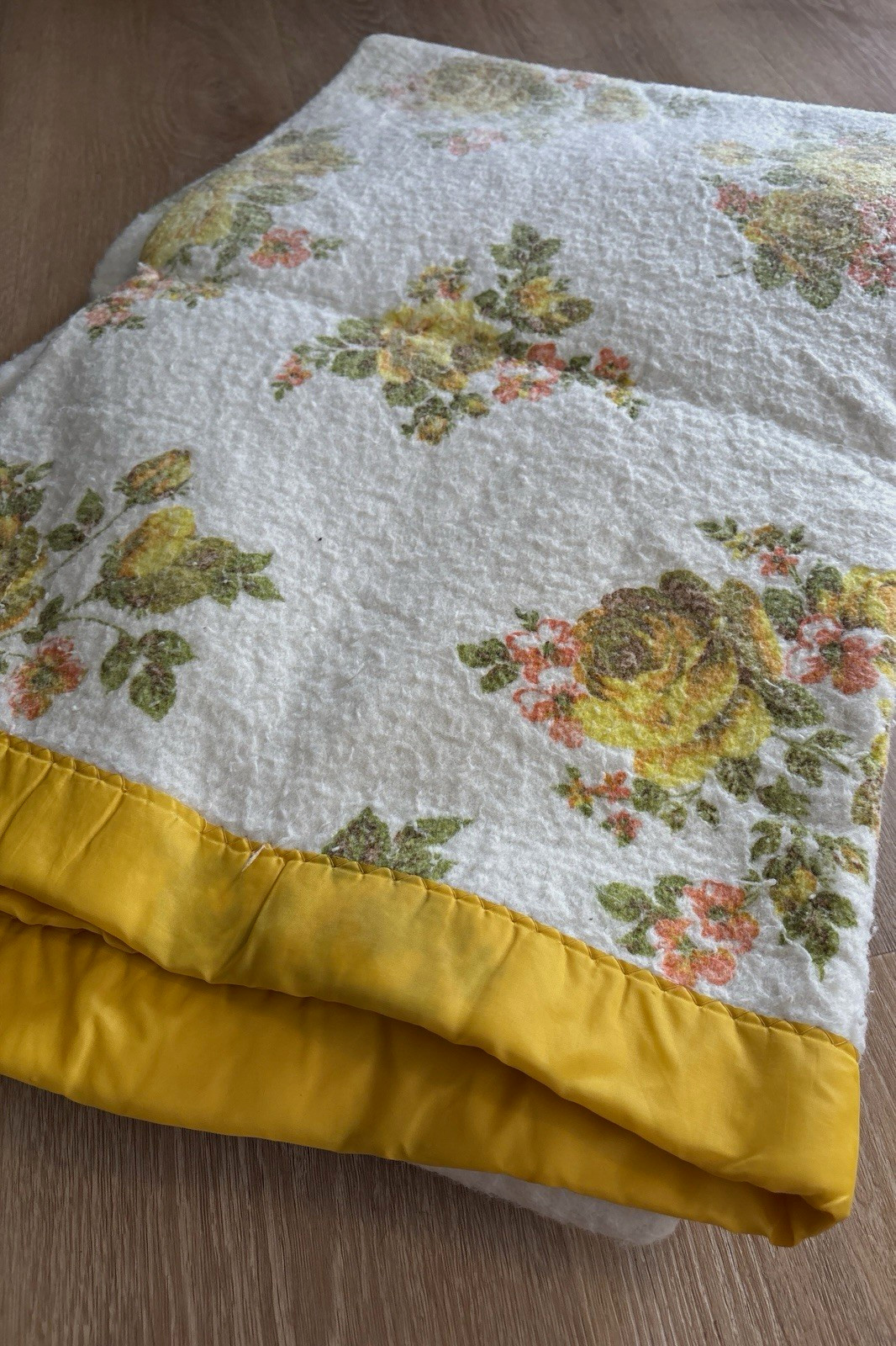 VTG 1970s Floral Acrylic Thermal Blanket White Yellow Satin Trim Grandma Cottage