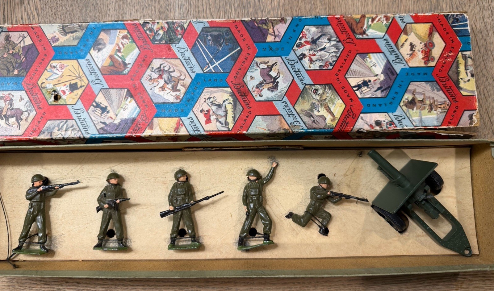 Britains: Rare Boxed Set - Second Grade Infantry & Howitzer. Near Mint, c1950 Britains: Rare Boxed Set - Second Grade Infantry & Howitzer. Near Mint, c1950